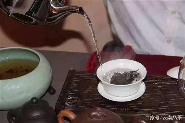 Наливание воды непосредственно в чайный лист