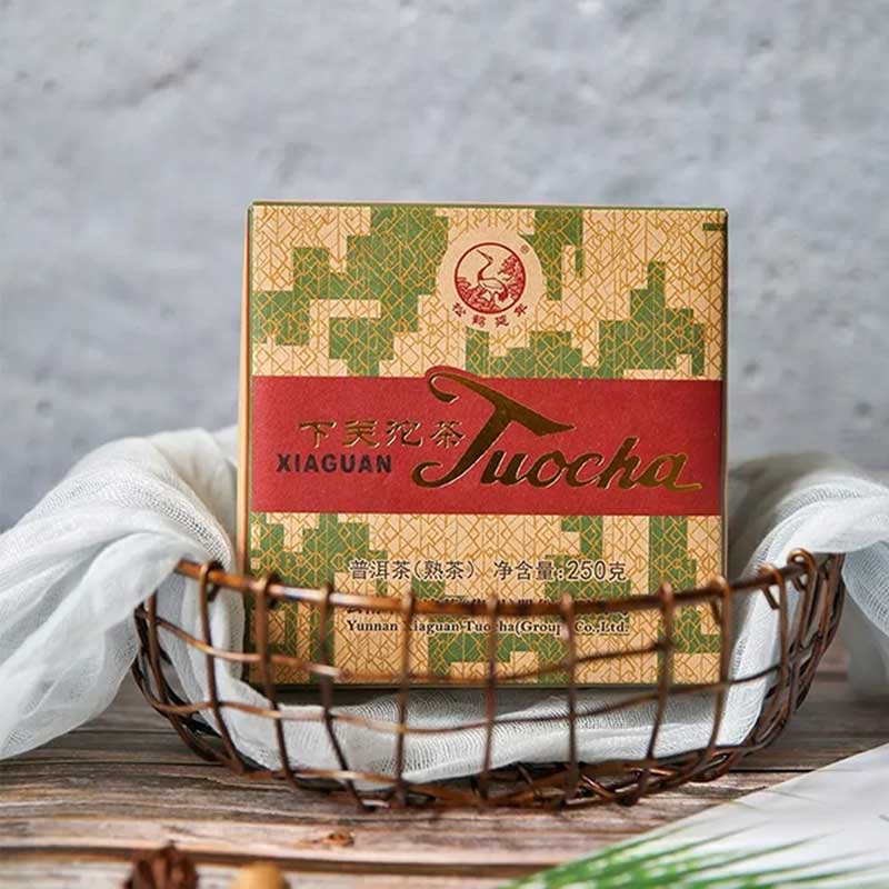 Картонная коробка с характерным рисунком Картонная коробка с характерным рисунком