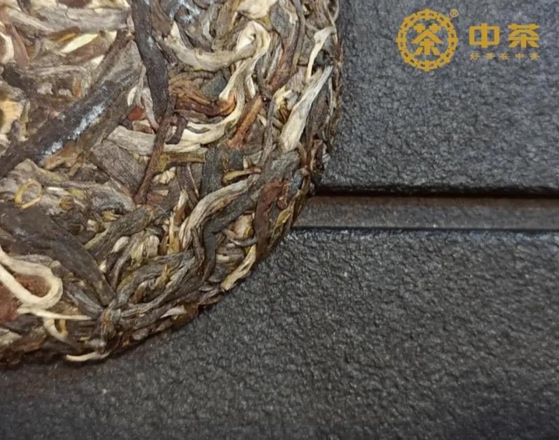 Чжун Ча Лао Шу Силе Бань Чжан, шэн пуэр, 357 гр. 2021 г. поверхность чайного блина Чжун Ча Лао Шу Силе Бань Чжан, шэн пуэр, 357 гр. 2021 г. поверхность чайного блина